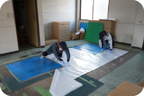 手作業で指定の形に正確にカットします。